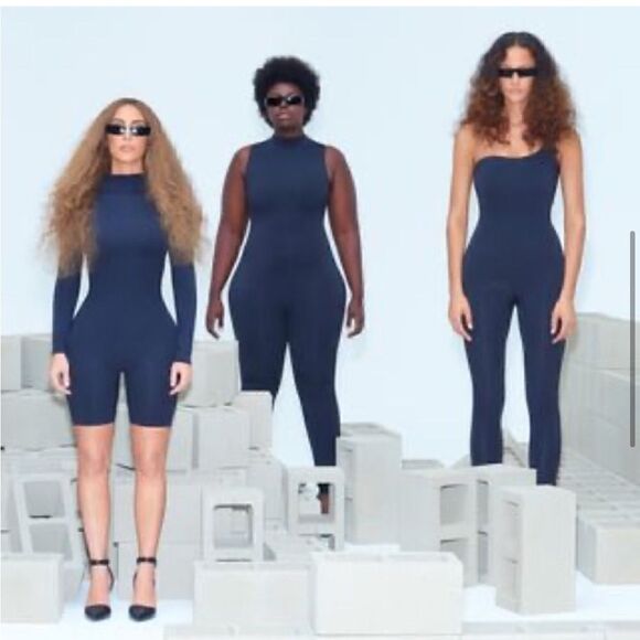 NWT SKIMS ALL-IN-ONE LONG SLEEVE MID THIGH ONESIE - Picture 7 of 12